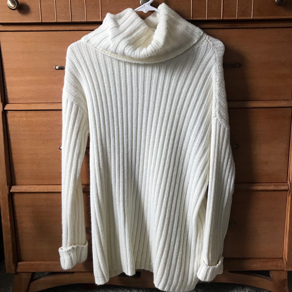 White/ cream knitted turtleneck sweater